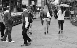 black_and_white_people_bucharest_street_1440x900_21557